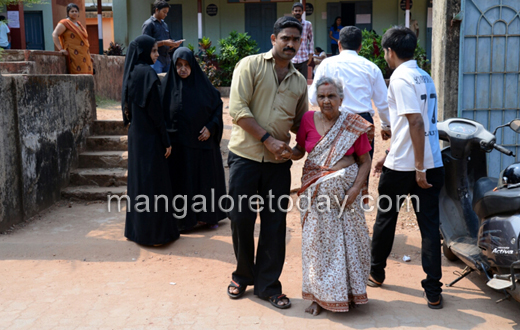 Lok Sabha polling underway in mangalore